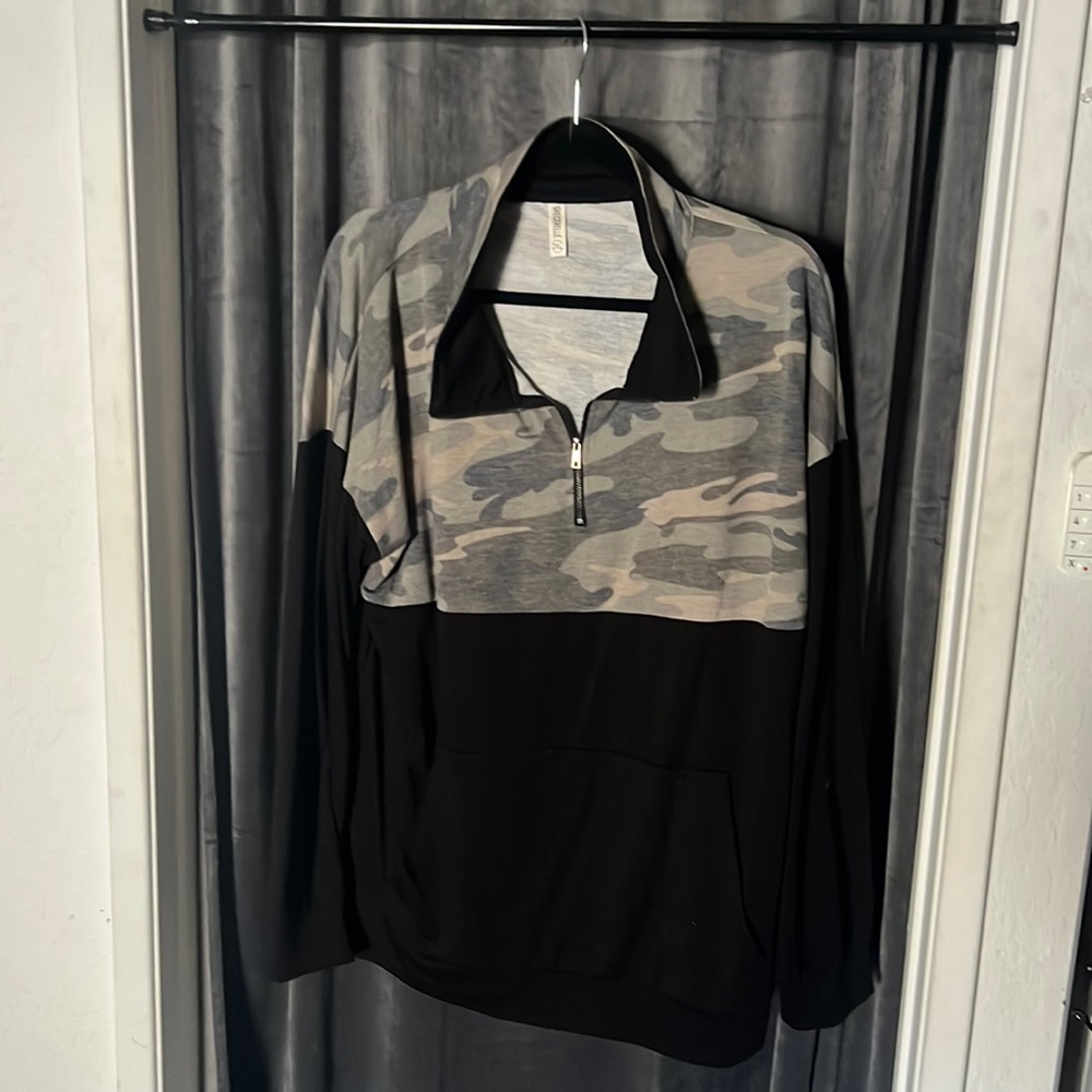 women’s black and camo long sleeve sweatshirt w/front pocket